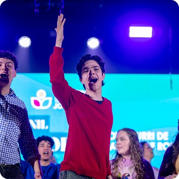 Henrique cantando no palco