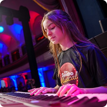 Helena tocando teclado