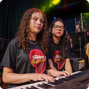 Maria tocando teclado